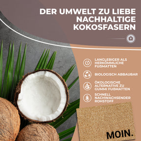 Aufgeschnittene Kokosnüsse und Palmblätter symbolisieren die nachhaltigen Kokosfasern der ElbFuchs Fußmatte 'MOIN.', ergänzt durch Hinweise zu biologischer Abbaubarkeit und Langlebigkeit.