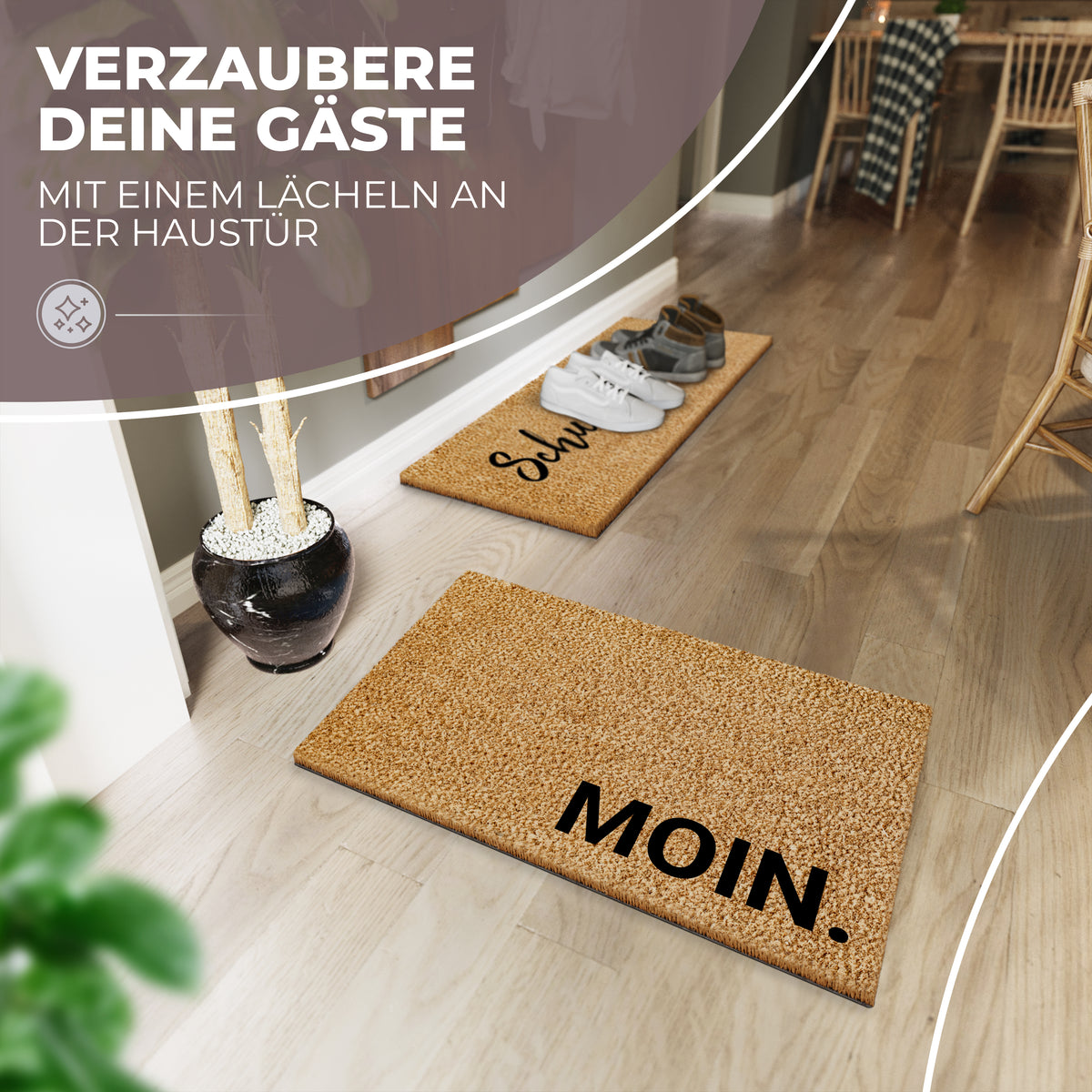 Die ElbFuchs Kokos-Türmatte 'MOIN.' liegt einladend vor der Haustür in einem hellen Flur mit Holzboden, dahinter eine zweite Schuhabtreter-Matte mit ordentlich aufgereihten Schuhen und einer Grünpflanze.