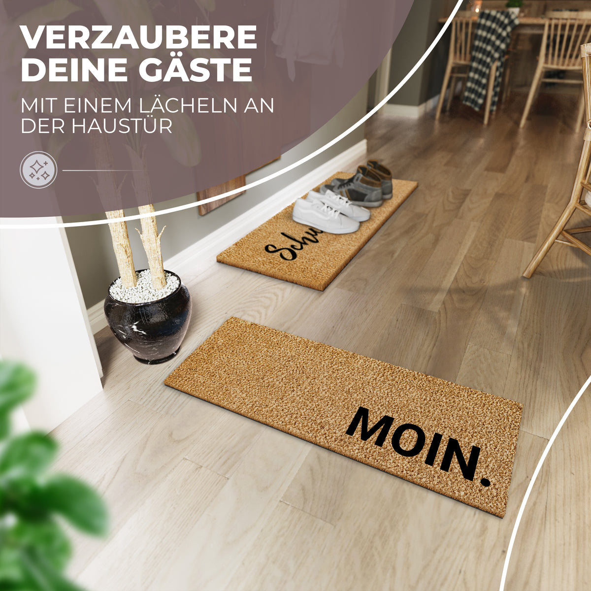 Heller Hausflur mit Holzboden: im Vordergrund die ElbFuchs Kokos-Fußmatte mit der Aufschrift 'MOIN.', im Hintergrund eine zweite beschriftete Schuhmatte mit abgestellten Sneakern vor Esszimmerstühlen und einer dekorativen Vase.
