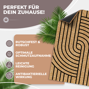 Hochgeklappte Ecke der ElbFuchs Kokos-Fußmatte 'Harmony Stripes' mit gebogenem Streifenmuster, die die schwarze rutschfeste Unterseite zeigt, umrahmt von Palmblättern und Icons zu Rutschfestigkeit, Schmutzaufnahme und antibakterieller Wirkung.