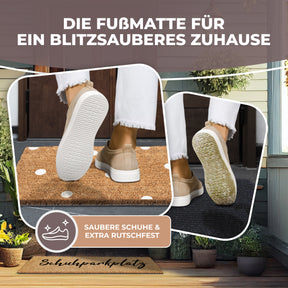 Zwei Nahaufnahmen zeigen helle Sneaker beim Abtreten auf einer ElbFuchs Kokos-Fußmatte mit weißen Punkten vor einer dunklen Haustür, während im Hintergrund die passende Schuhparkplatz-Matte mit Schuhen zu sehen ist.