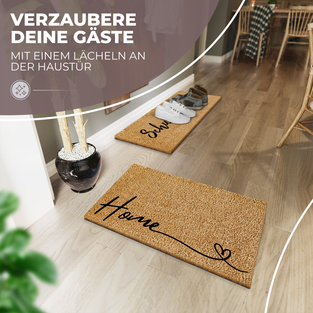 Im hellen Flur liegt die ElbFuchs Kokosfußmatte mit dem Schriftzug „Home“ und herzförmigem Schwung vor einer schmaleren Schuhmatte mit Sneakern, daneben eine Vase mit Trockenblumen.