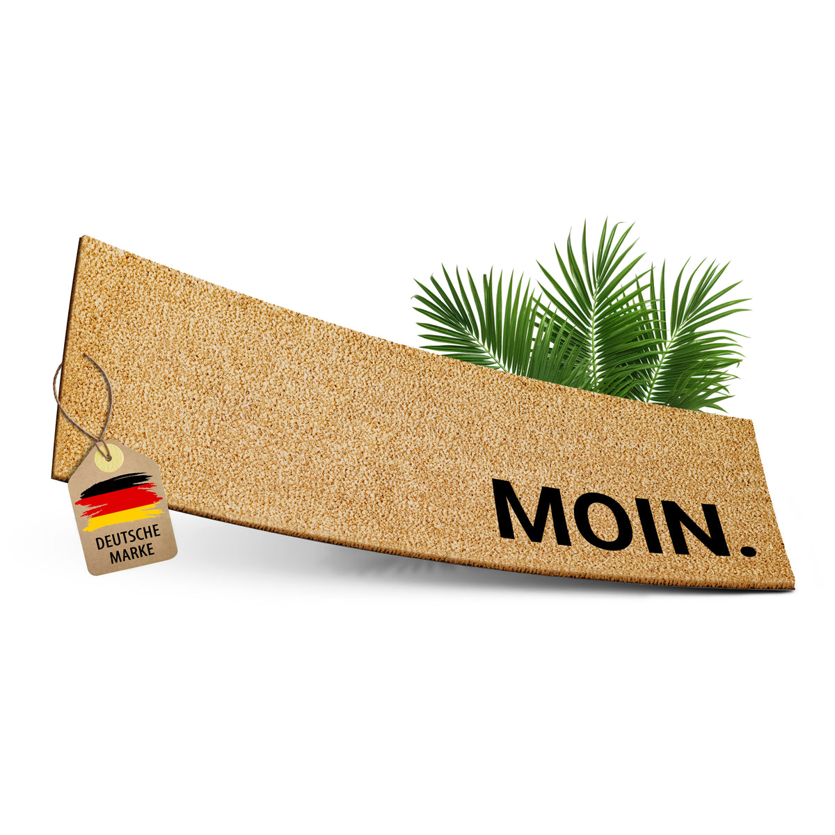 ElbFuchs Kokos-Fußmatte 75x25 cm mit dem Schriftzug 'MOIN.', leicht gebogen freigestellt vor weißem Hintergrund, mit Anhänger 'Deutsche Marke' und Palmblättern dekoriert.