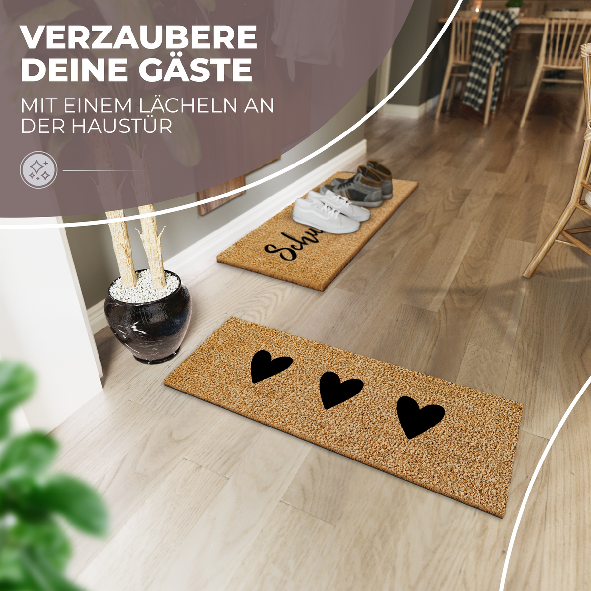 Heller Hausflur mit Holzdielenboden, in dem zwei Kokos-Fußmatten liegen: im Hintergrund eine beschriftete Schuhmatte mit abgestellten Sneakern, im Vordergrund die ElbFuchs Fußmatte mit drei schwarzen Herz-Ausstanzungen vor Esszimmerstühlen und einer dekorativen Vase.