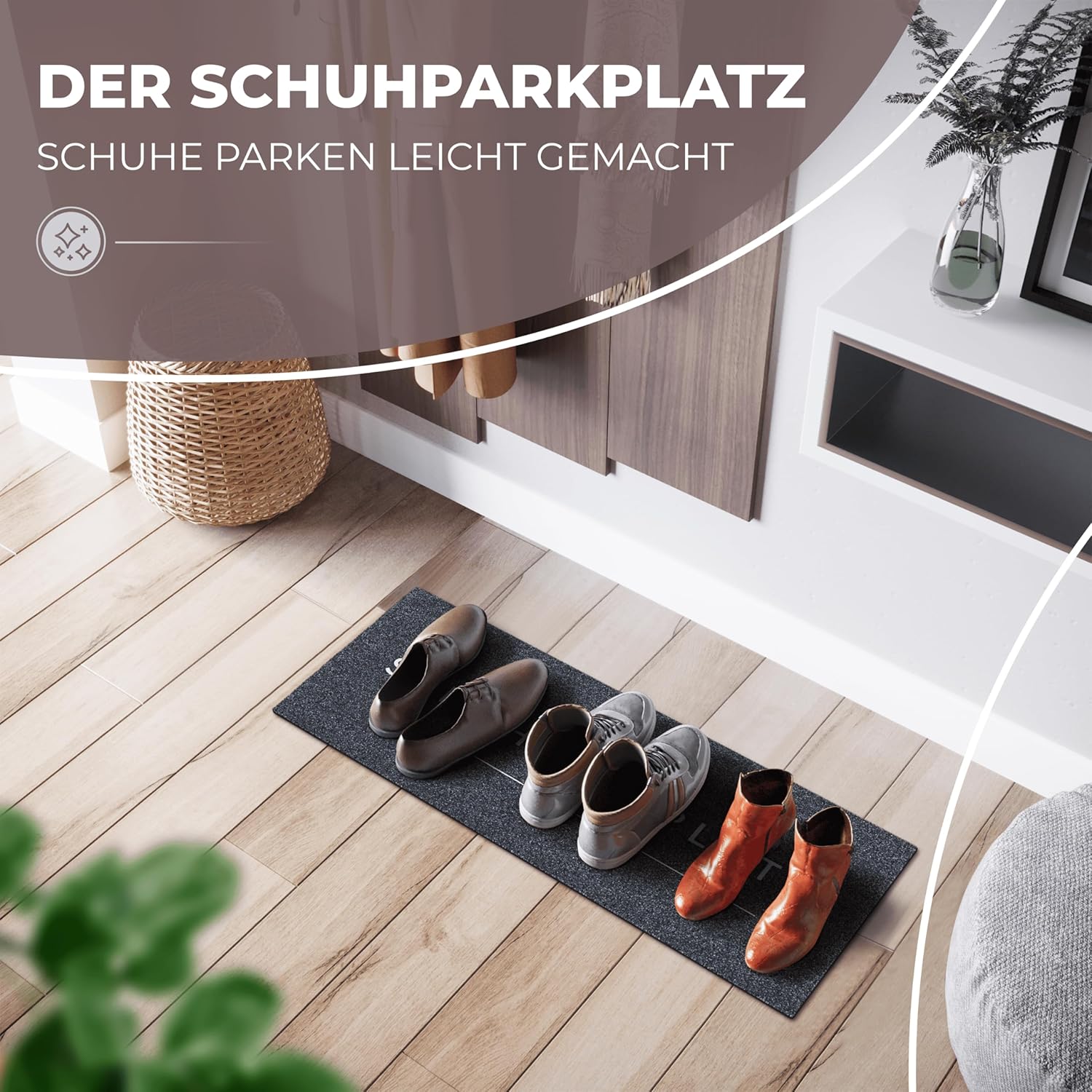 Der ElbFuchs Schuhparkplatz im Eingangsbereich unter einem hölzernen Schuhschrank, bestückt mit drei Paar Schuhen – braunen Schnürschuhen, grauen Sneakern und orangefarbenen Stiefeletten – neben einem geflochtenen Korb auf hellem Holzboden.