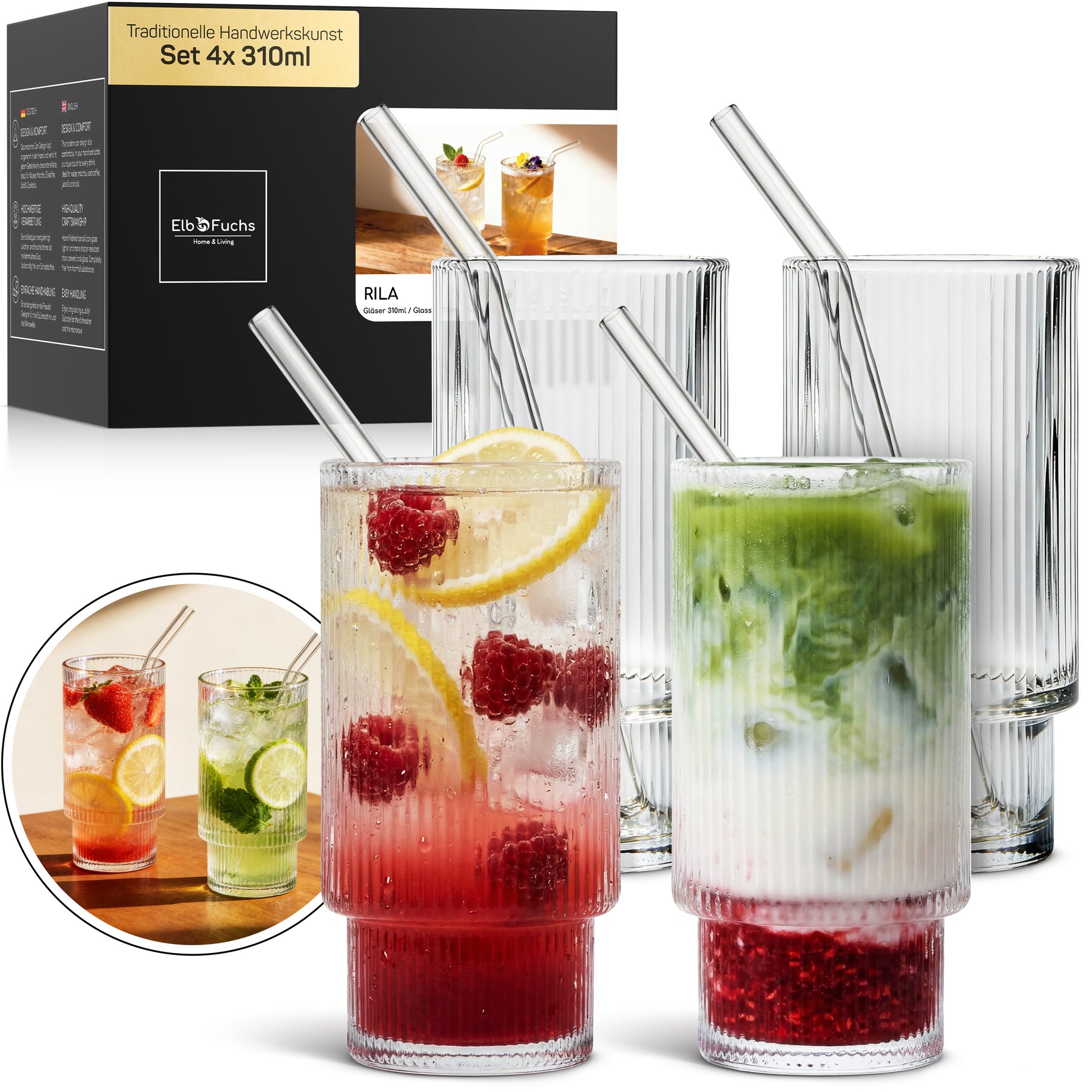 Vier ElbFuchs RILA Gläser im Set 4x 310ml mit charakteristischer Riffelung, zwei davon gefüllt mit einem Himbeer-Zitronen-Drink und einem grünen Drink samt Eiswürfeln und Glasstrohhalmen, mit Verpackung im Hintergrund.