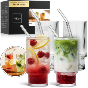 Vier ElbFuchs RILA Gläser im Set 4x 310ml mit charakteristischer Riffelung, zwei davon gefüllt mit einem Himbeer-Zitronen-Drink und einem grünen Drink samt Eiswürfeln und Glasstrohhalmen, mit Verpackung im Hintergrund.