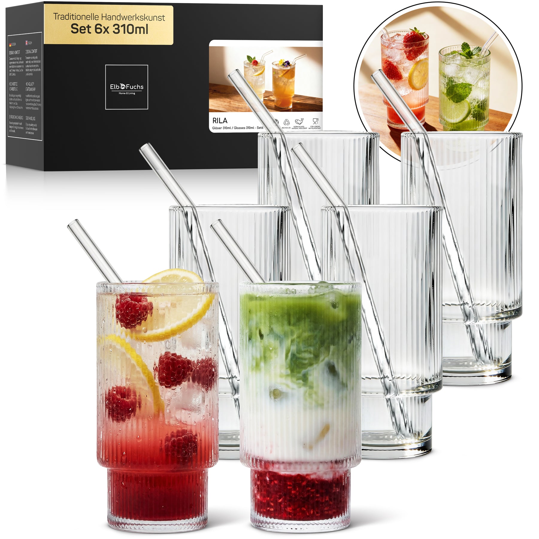 Sechs ElbFuchs RILA Trinkgläser mit feiner Riffelung im Set 6x 310ml, teils gefüllt mit einem Himbeer-Zitronen-Drink und einem grünen Minz-Cocktail samt Eiswürfeln und Glasstrohhalmen, daneben die Verpackung.