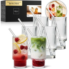 Sechs ElbFuchs RILA Trinkgläser mit feiner Riffelung im Set 6x 310ml, teils gefüllt mit einem Himbeer-Zitronen-Drink und einem grünen Minz-Cocktail samt Eiswürfeln und Glasstrohhalmen, daneben die Verpackung.