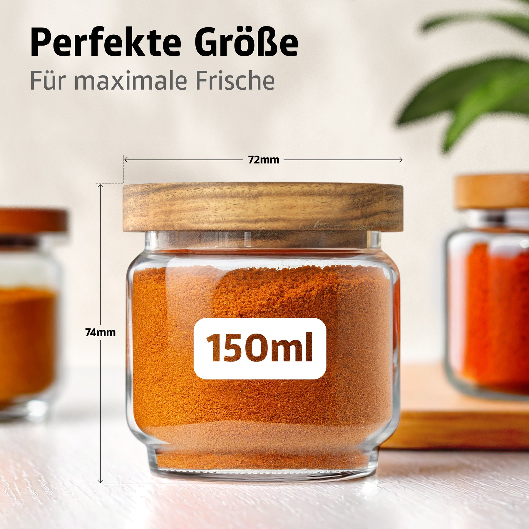 Ein ElbFuchs Gewürzglas mit Holzdeckel, gefüllt mit orangebraunem Gewürzpulver, mit eingeblendeten Maßangaben von 72mm Durchmesser und 74mm Höhe sowie dem Hinweis auf das Fassungsvermögen von 150ml.