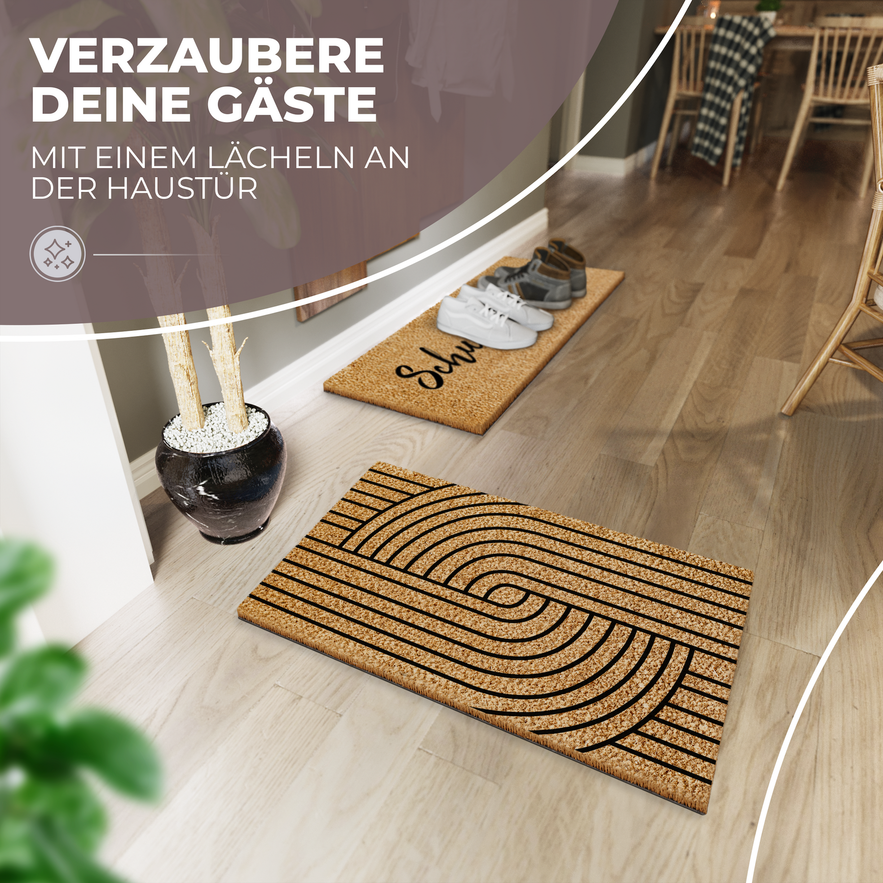 Heller Hausflur mit Holzboden: im Vordergrund liegt die ElbFuchs Kokos-Fußmatte 'Harmony Stripes' mit einem gebogenen Streifen- und Spiralmuster, im Hintergrund eine zweite beschriftete Schuhmatte mit abgestellten Sneakern vor Esszimmerstühlen.
