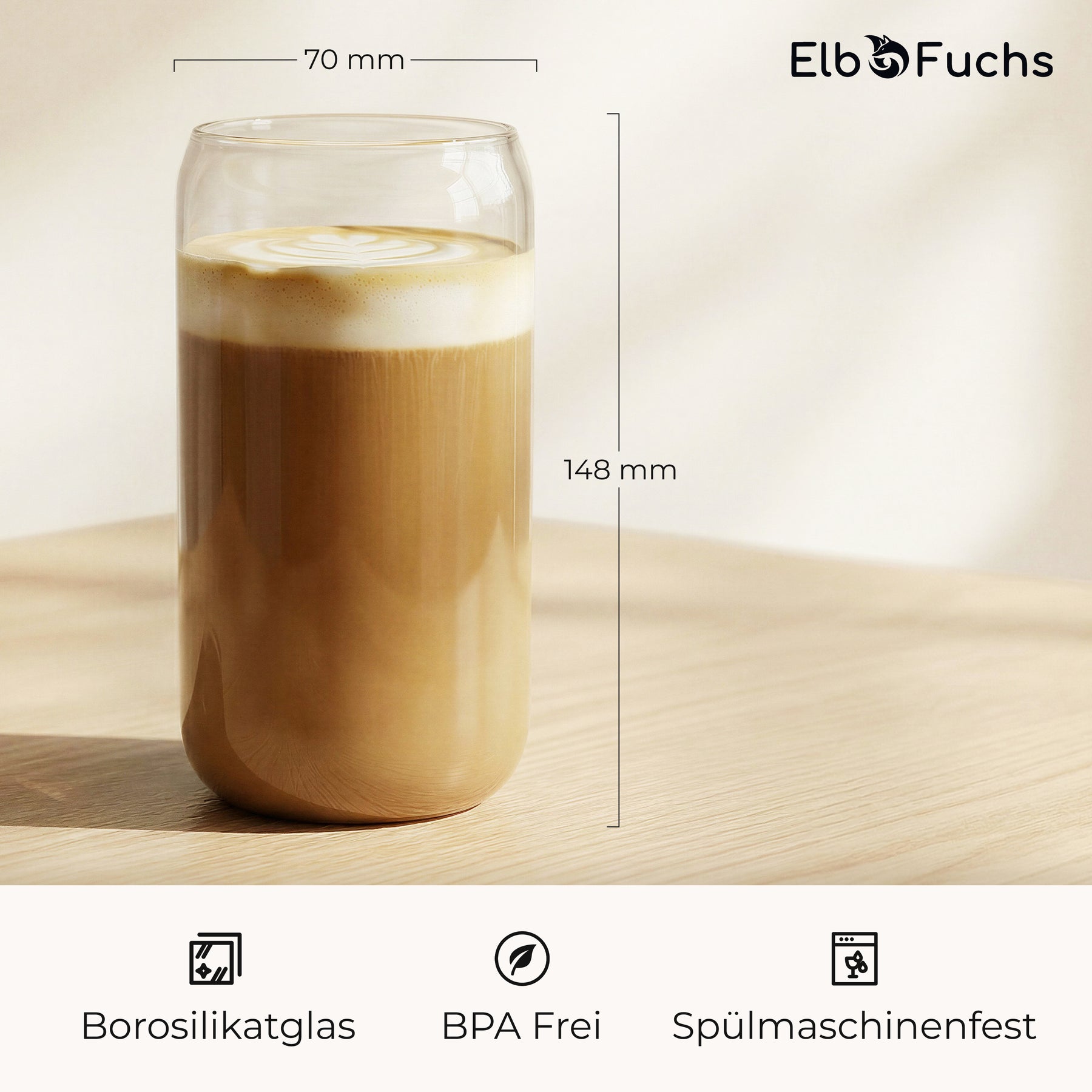 Ein ElbFuchs CERNO Glas mit Latte Macchiato auf einem Holztisch, mit eingezeichneten Maßen von 70mm Durchmesser und 148mm Höhe sowie Hinweisen auf Borosilikatglas, BPA-Freiheit und Spülmaschinenfestigkeit.