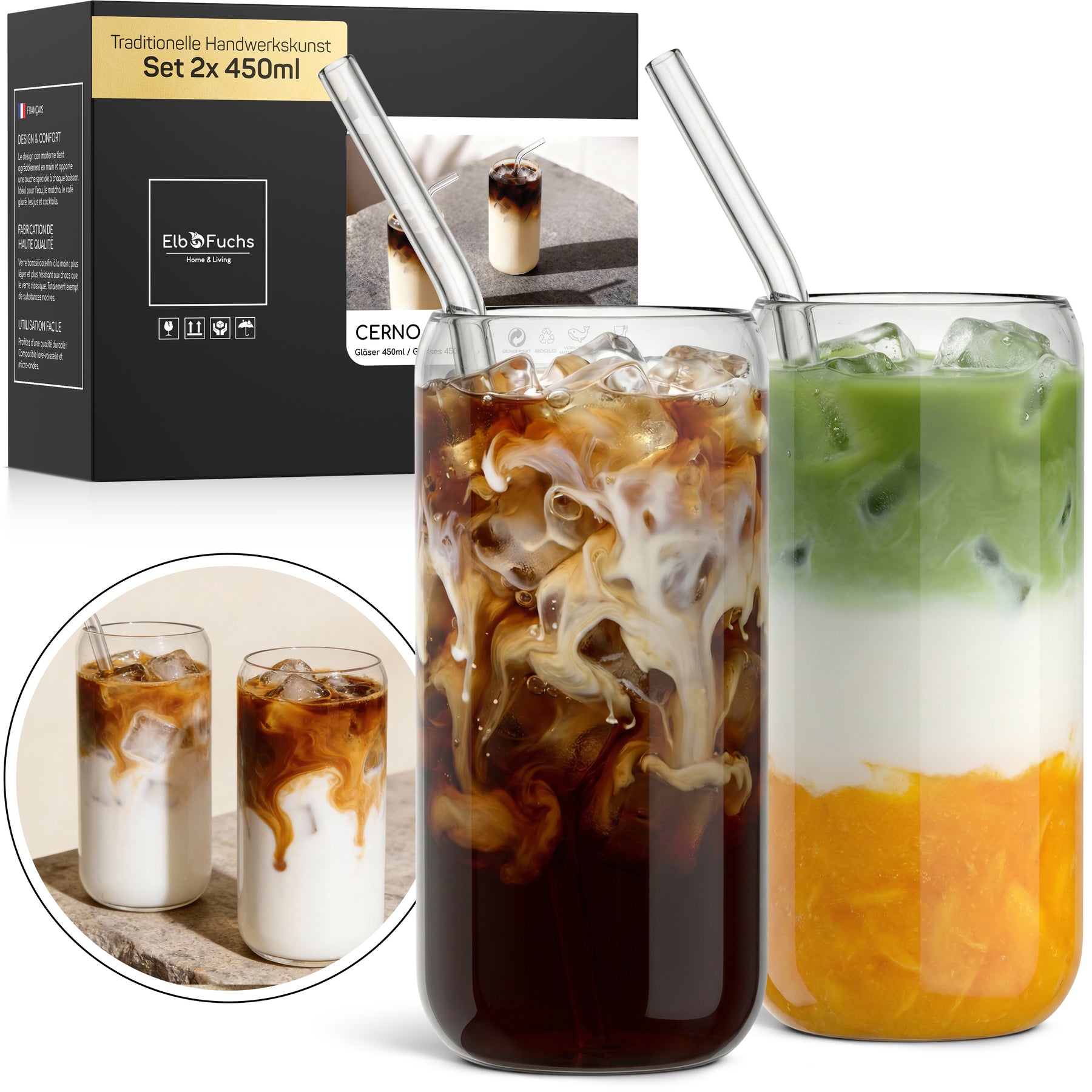 Zwei ElbFuchs CERNO Gläser im Set 2x 450ml, gefüllt mit dunklem Iced Coffee und buntem Iced Matcha Latte samt Eiswürfeln und Glasstrohhalmen, mit Verpackung und einer Nahaufnahme im Hintergrund.