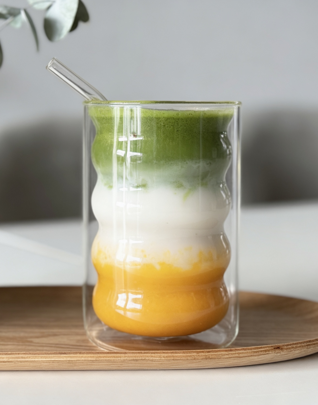 ElbFuchs: Dreischichtiger Matcha-Mango-Latte in einem doppelwandigen, gewellten Thermo-Glas LISBON mit wiederverwendbarem Glasstrohhalm.