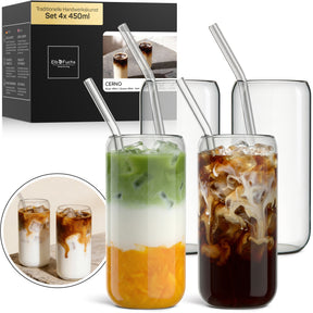 Vier ElbFuchs CERNO Gläser mit 450ml Fassungsvermögen im Set 4x 450ml, zwei davon gefüllt mit Iced Matcha Latte und Iced Coffee samt Eiswürfeln und Glasstrohhalmen, im Hintergrund die dazugehörige Verpackung.