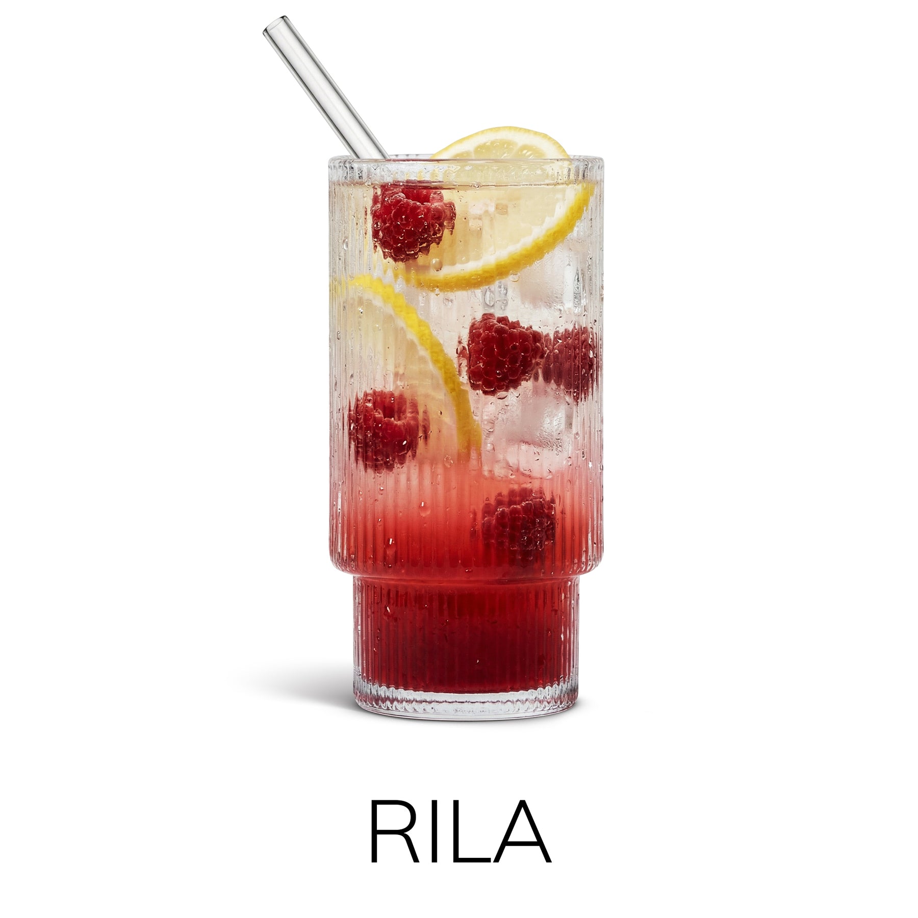 ElbFuchs RILA geriffeltes Trinkglas (310ml) mit eisgefüllter Beeren-Limonade, Himbeeren, Zitronenscheiben und Glas-Strohhalm.