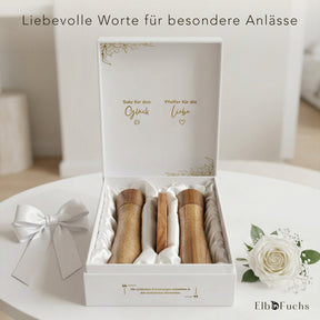 Geöffnete Geschenkbox Glück & Liebe mit Salz- und Pfeffermühlen Akazie – Geschenk zur Hochzeit, Hölzernen Hochzeit und zum Einzug
