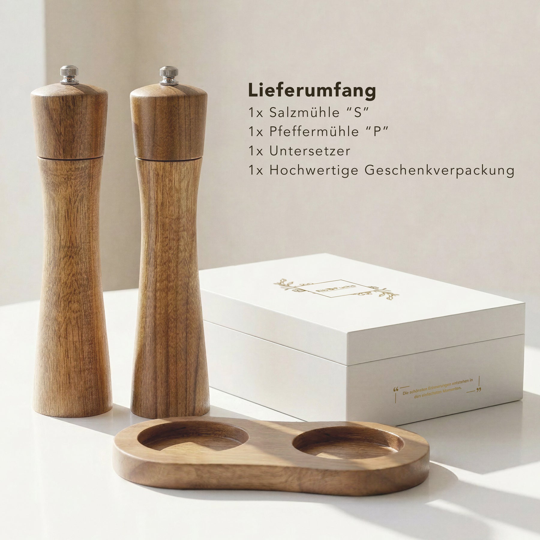 Lieferumfang: Salzmühle S, Pfeffermühle P, Untersetzer aus Akazienholz und hochwertige Geschenkverpackung