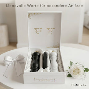 Geöffnete Geschenkbox Glück & Liebe mit Salz- und Pfeffermühlen Schwarz Weiß – Geschenk zur Hochzeit und zum Einzug