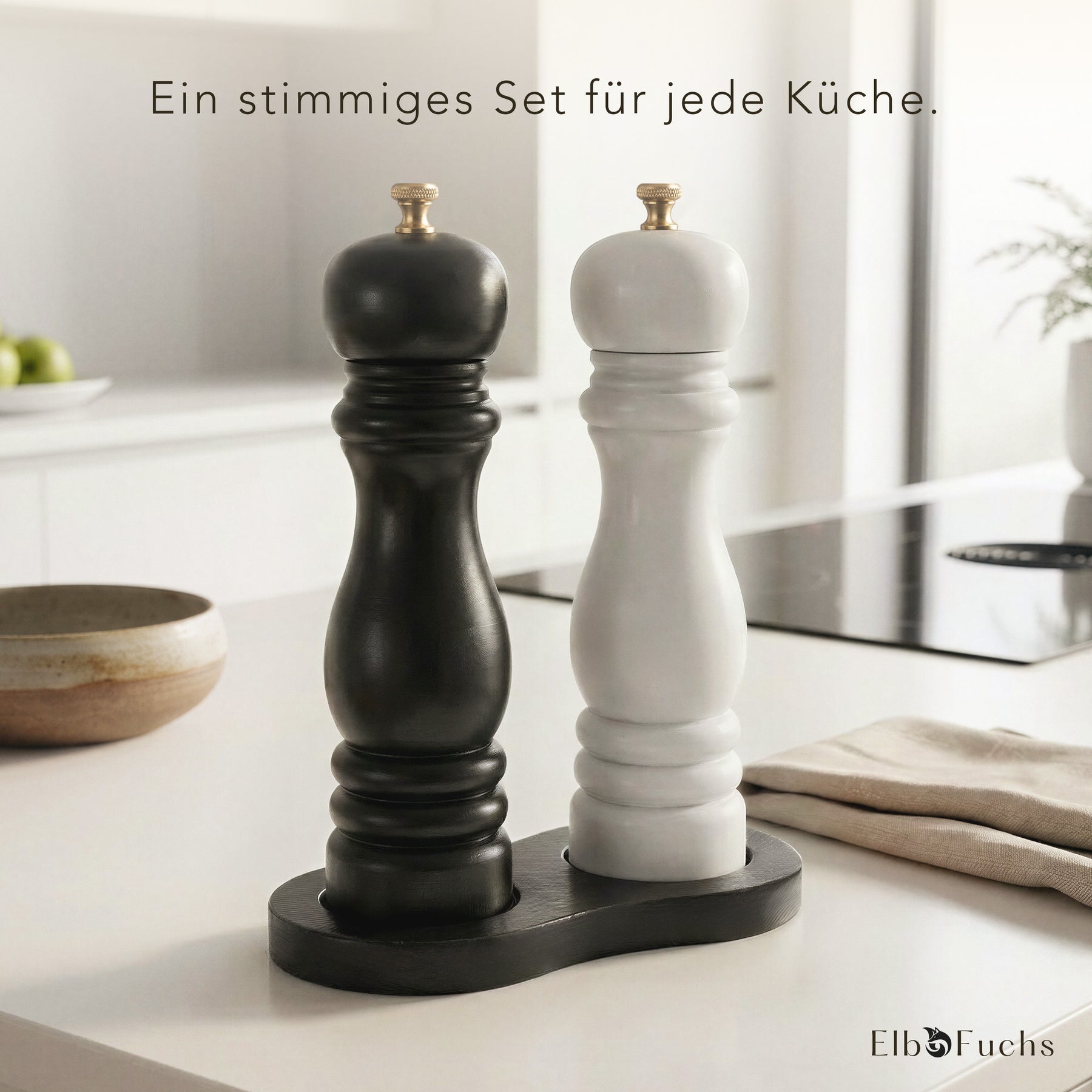 Salz- und Pfeffermühle Holz in Schwarz und Weiß auf Untersetzer in moderner Küche