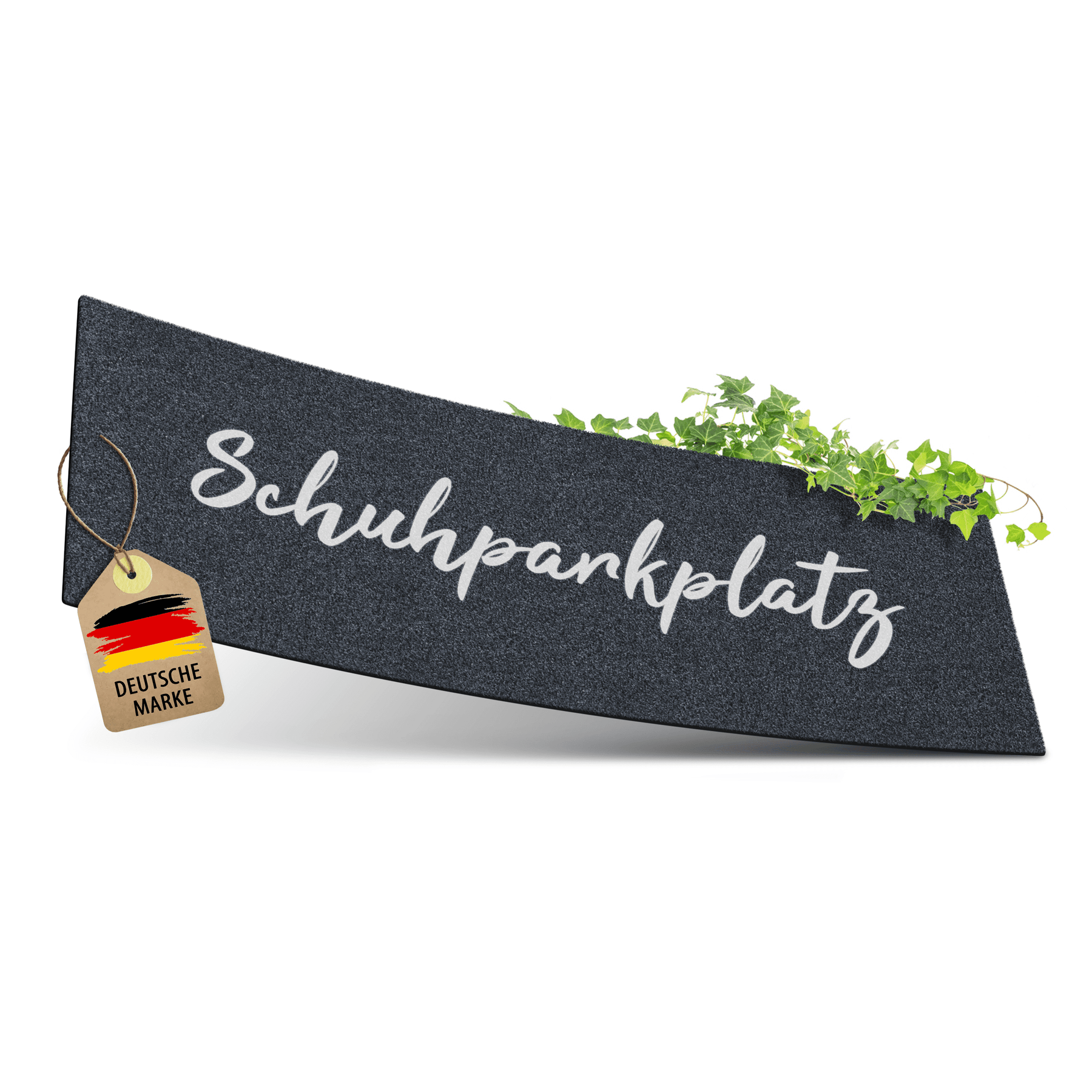 Eine anthrazitfarbene ElbFuchs Schuhparkplatz Fußmatte mit elegantem Schreibschrift-Schriftzug, dekoriert mit grünem Efeu und dem Anhänger 'Deutsche Marke', freigestellt vor weißem Hintergrund.