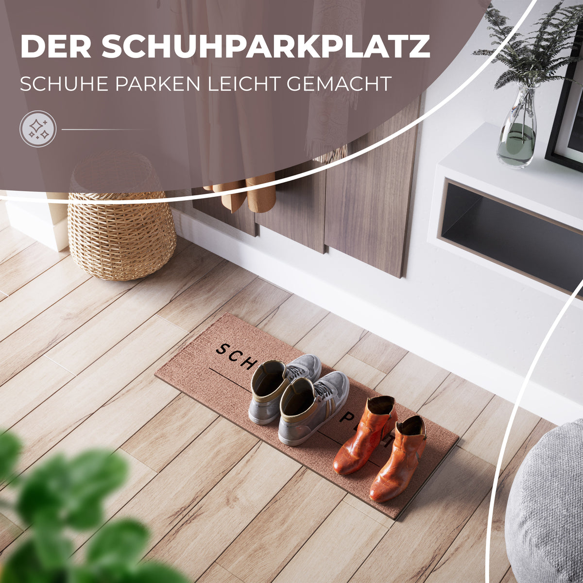 Eine mokkabraune ElbFuchs Schuhparkplatz Fußmatte mit der Aufschrift 'Schuhparkplatz' liegt in einem hellen Flur vor einem Schuhschrank, darauf stehen graue Sneaker und braune Stiefeletten.