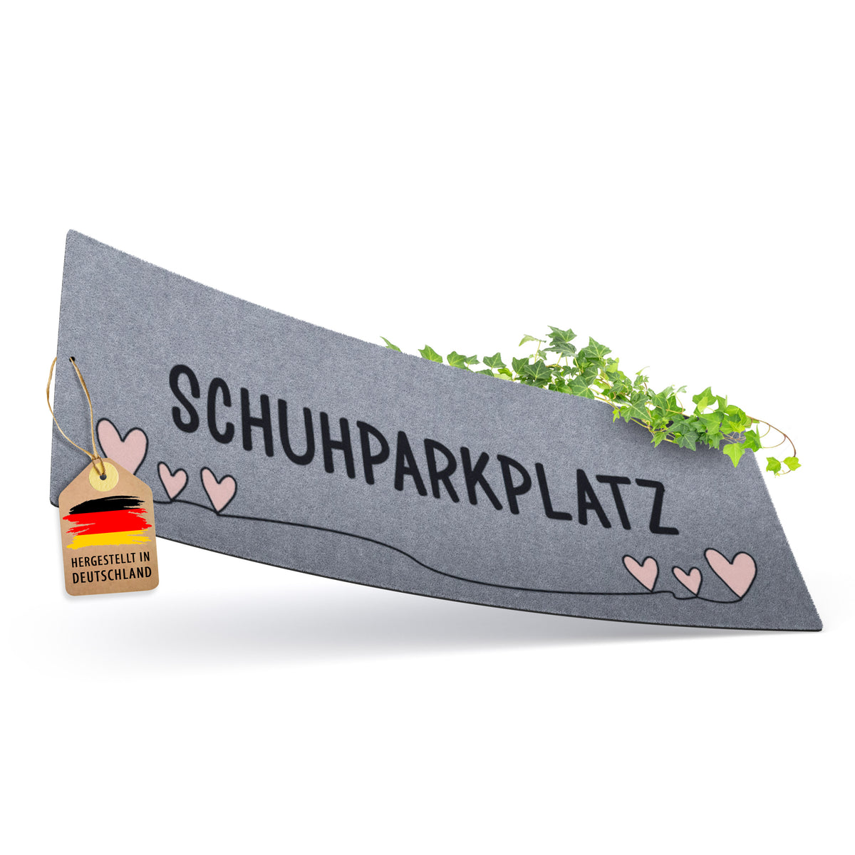 Freigestellter grauer ElbFuchs Schuhparkplatz mit der Aufschrift 'Schuhparkplatz', rosa Herzen, einer Efeuranke und einem Anhänger 'Hergestellt in Deutschland'.