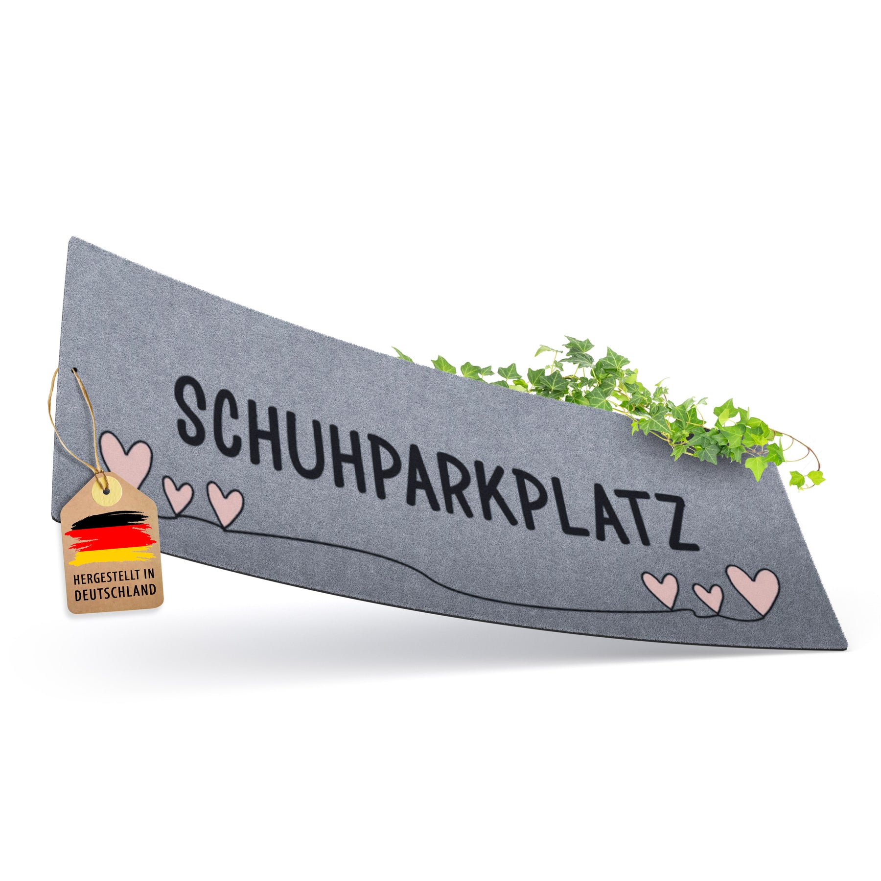 Freigestellter grauer ElbFuchs Schuhparkplatz mit der Aufschrift 'Schuhparkplatz', rosa Herzen, einer Efeuranke und einem Anhänger 'Hergestellt in Deutschland'.