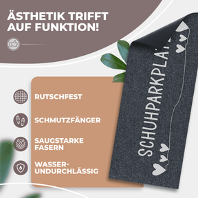 Infografik zum ElbFuchs Schuhparkplatz mit den Eigenschaften rutschfest, schmutzfangend, saugstark und wasserundurchlässig, dargestellt neben der aufgerollten dunkelgrauen Matte mit weißer Beschriftung.