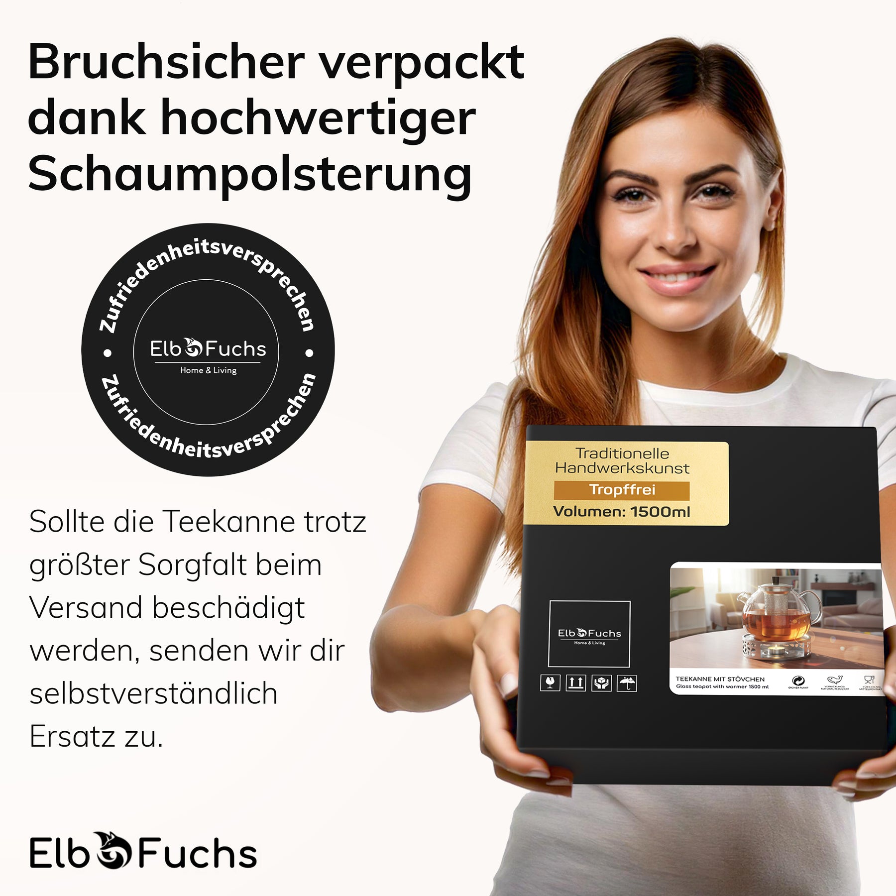 Eine lächelnde Frau im weißen ElbFuchs T-Shirt hält die Geschenkbox der Glasteekanne mit Stövchen und Zufriedenheitssiegel in den Händen, deren Schaumpolsterung einen bruchsicheren Versand der 1500-ml-Kanne gewährleistet.