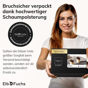 Eine lächelnde Frau im weißen ElbFuchs T-Shirt hält eine CERNO Geschenkbox mit dem Set 2x 450ml in den Händen, daneben das Zufriedenheitsversprechen-Siegel und der Hinweis auf die bruchsichere Verpackung dank hochwertiger Schaumpolsterung.