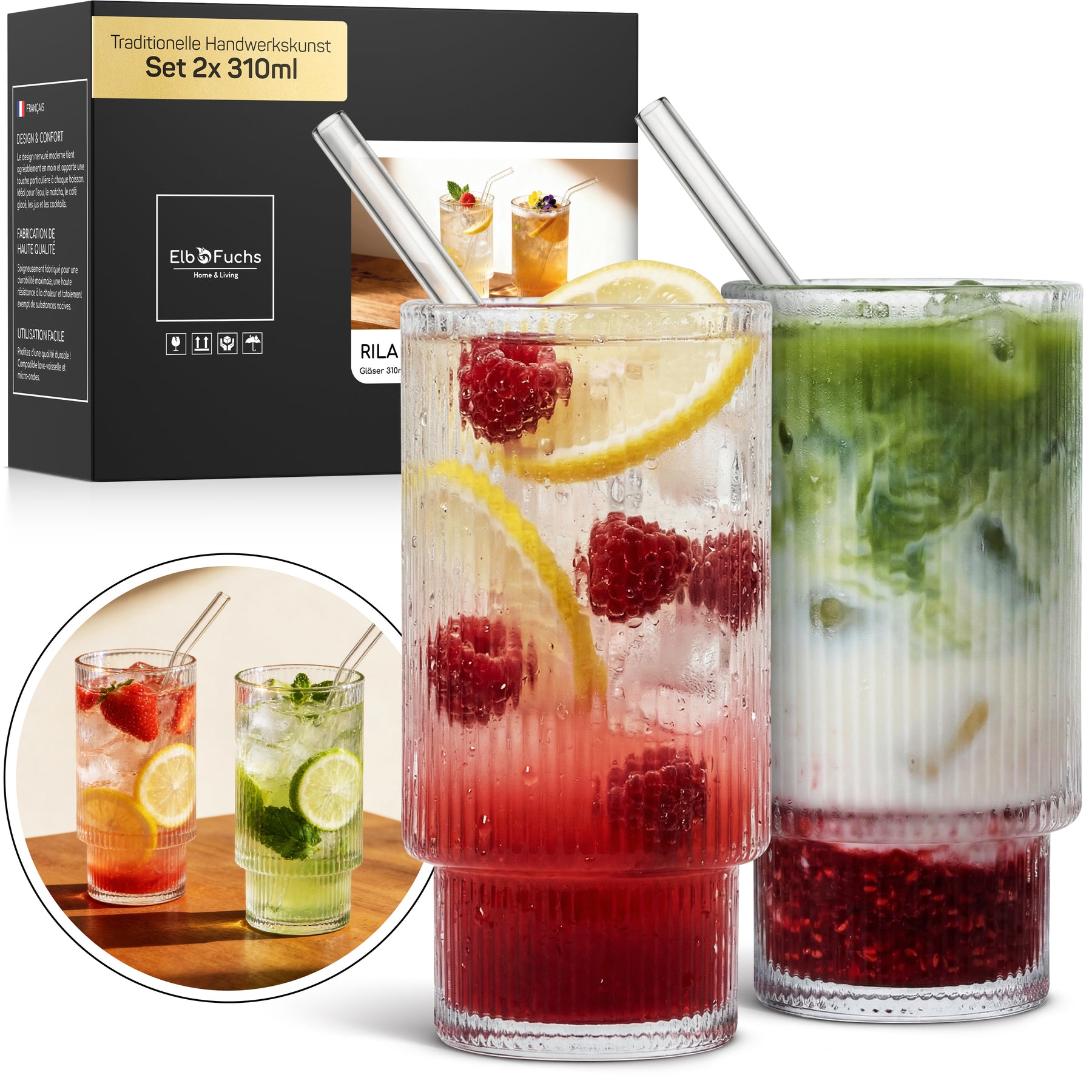 Zwei ElbFuchs RILA Gläser im Set 2x 310ml, gefüllt mit einem Himbeer-Zitronen-Drink und einem grünen Matcha-Minz-Drink samt Eiswürfeln und Glasstrohhalmen, mit Verpackung und einer Nahaufnahme im Hintergrund.