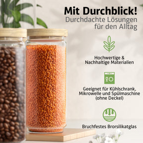 Ein ElbFuchs Vorratsglas 1000ml aus der Serie WOOD KONTOR mit hellem Holzdeckel steht griffbereit auf einer Arbeitsplatte, gefüllt mit leuchtend roten Linsen, im Hintergrund ein zweites Glas mit Kaffeebohnen und grüne Blätter.