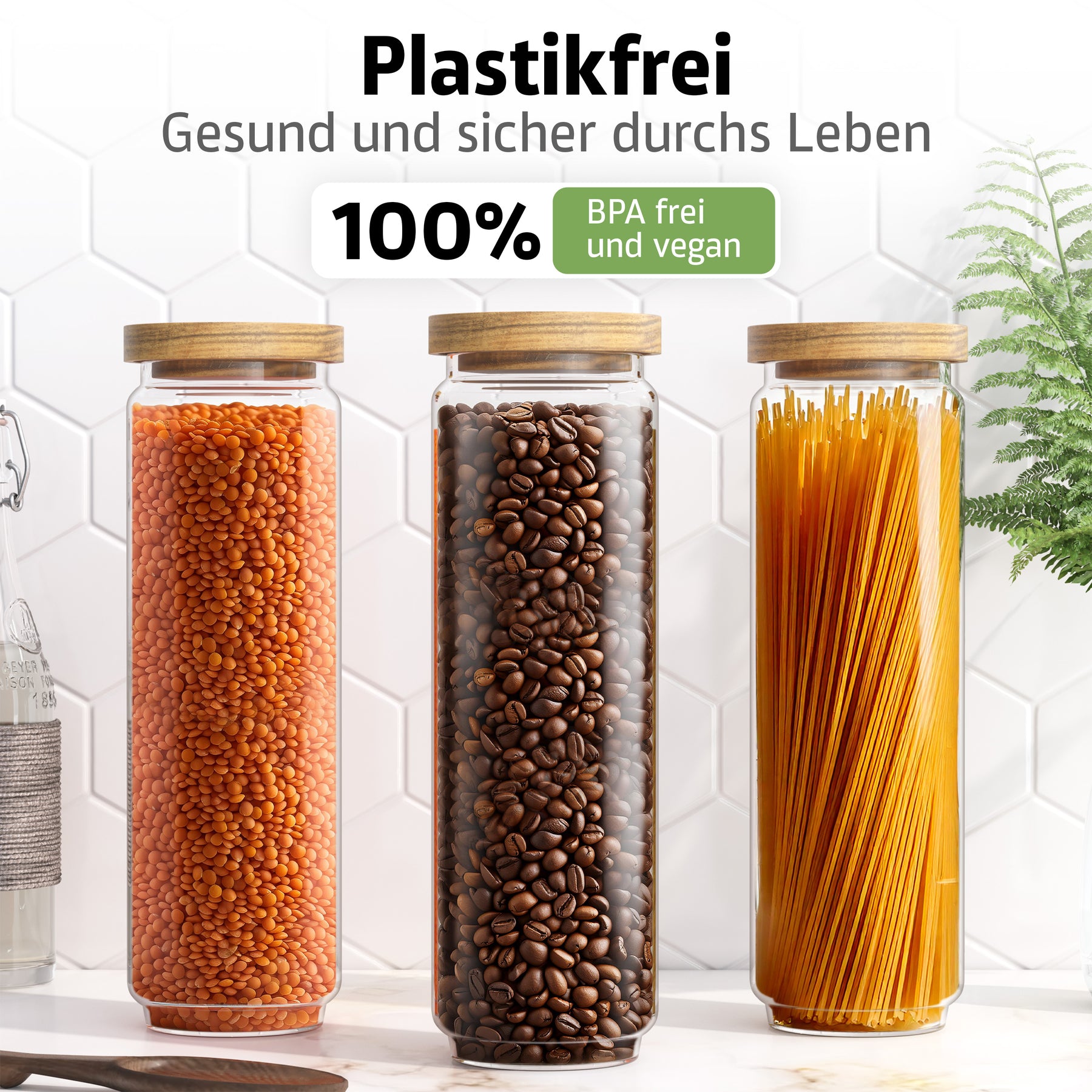 Drei schlanke ElbFuchs Vorratsgläser mit Bambusdeckel stehen nebeneinander vor einer weißen Fliesenwand, gefüllt mit roten Linsen, Kaffeebohnen und Spaghetti; ein Siegel bestätigt 100 % plastikfreies, BPA-freies und veganes Material.