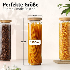 Ein ElbFuchs Vorratsglas mit 1500 ml Fassungsvermögen, 92 mm Durchmesser und 285 mm Höhe ist mit aufrecht stehenden Spaghetti gefüllt und steht zwischen zwei weiteren Gläsern mit Kaffeebohnen und Fusilli.