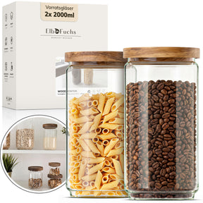 Die ElbFuchs Verpackung 'Vorratsgläser 2x 2000 ml' steht neben zwei großen Gläsern mit Olivenholzdeckel, das eine randvoll mit Penne-Nudeln, das andere mit Kaffeebohnen gefüllt.