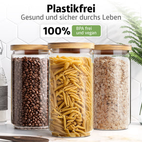 Drei ElbFuchs Vorratsgläser mit Bambusdeckel stehen nebeneinander auf einer Küchenarbeitsplatte, gefüllt mit Kaffeebohnen, Nudeln und Haferflocken; ein Siegel bestätigt das 100 % plastikfreie, BPA-freie und vegane Material.