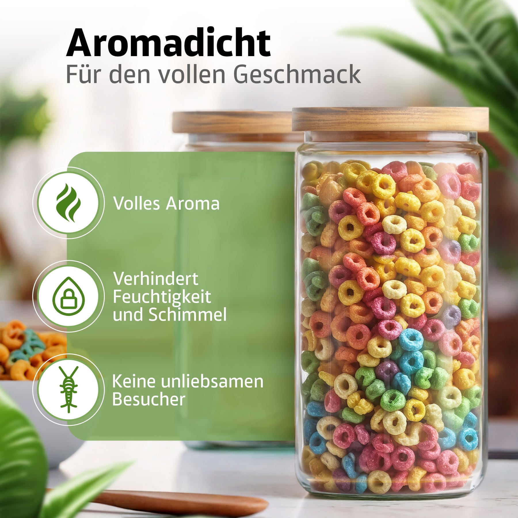 Ein großes ElbFuchs Vorratsglas mit Bambusdeckel ist bis zum Rand mit bunten Frühstücksringen-Cerealien gefüllt und steht neben einem weiteren Glas vor grünen Blättern; das aromadichte Verschlusssystem hält den Inhalt knusprig frisch.