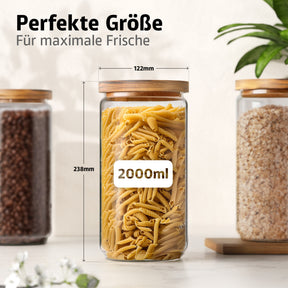 Ein großes ElbFuchs Vorratsglas mit Bambusdeckel und 2000 ml Fassungsvermögen ist bis obenhin mit Nudeln gefüllt und steht zwischen zwei weiteren Gläsern mit Kaffeebohnen und Haferflocken; Maßangaben zeigen 122 mm Durchmesser und 238 mm Höhe.
