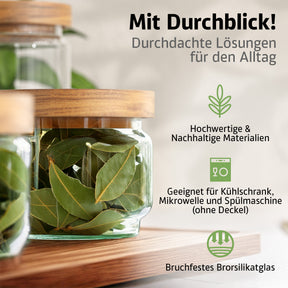 Ein ElbFuchs Vorratsglas WOOD KONTOR mit Holzdeckel, gefüllt mit getrockneten Lorbeerblättern, steht in Nahaufnahme auf einer Holzablage neben einem weiteren Glas.