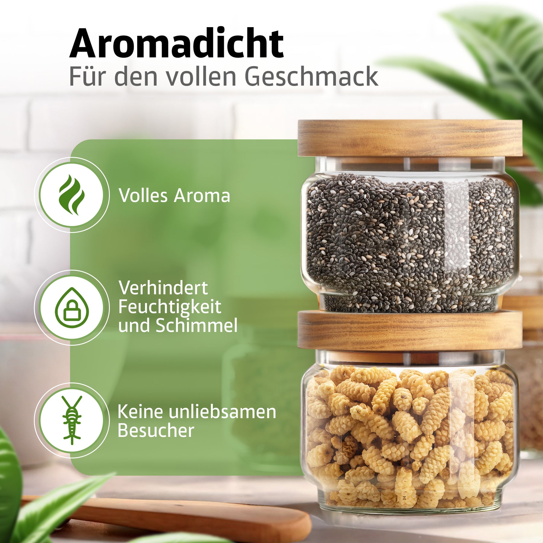Zwei gestapelte ElbFuchs Vorratsgläser WOOD KONTOR mit Holzdeckeln, gefüllt mit schwarzen Chiasamen und hellen Nudelperlen, stehen vor einer weißen Backsteinwand zwischen grünen Blättern – aromadicht verschlossen für volle Frische.