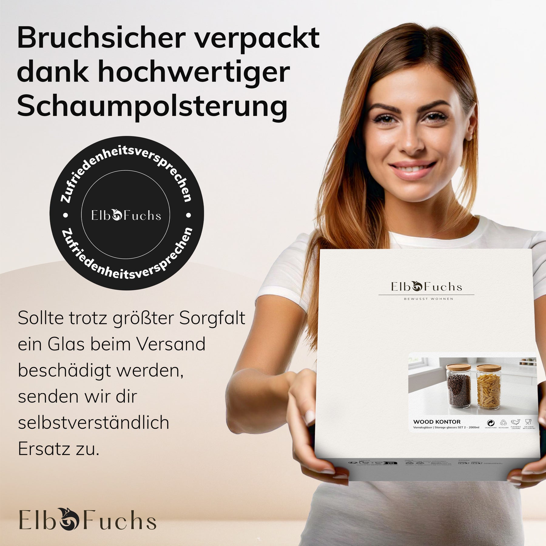 Eine lächelnde Frau in weißem T-Shirt hält eine ElbFuchs Geschenkbox der Serie WOOD KONTOR mit sichtbaren Vorratsgläsern, daneben das schwarze Zufriedenheitsversprechen-Siegel von ElbFuchs für bruchsicheren, gut gepolsterten Versand.