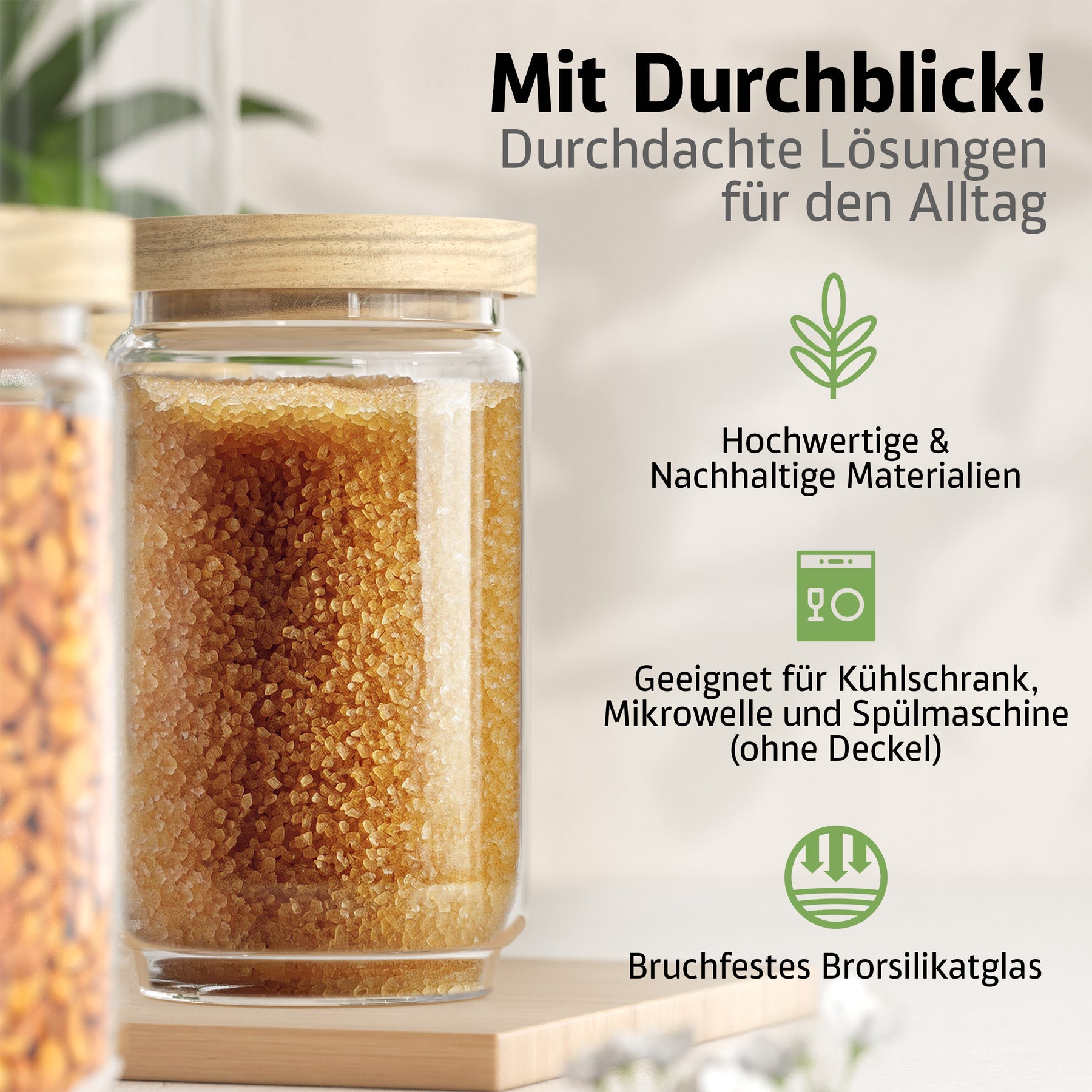 Ein ElbFuchs Vorratsglas WOOD KONTOR mit Holzdeckel, gefüllt mit braunem Rohrzucker, steht auf einem Holzbrett vor hellem Hintergrund mit einer grünen Pflanze.