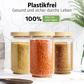 Drei ElbFuchs Vorratsgläser WOOD KONTOR mit Holzdeckeln stehen auf einer Marmorplatte, gefüllt mit gelbem Couscous, roten Linsen und braunem Zucker, davor liegt ein Holzlöffel vor weißen Hexagonfliesen.