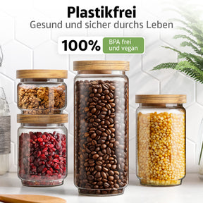 Vier ElbFuchs Vorratsgläser mit Bambusdeckel, gefüllt mit Walnusskernen, getrockneten Cranberries, Kaffeebohnen und gelben Erbsen, stehen auf einer Küchenarbeitsplatte; ein Siegel weist das Glas als 100 % plastikfrei, BPA-frei und vegan aus.