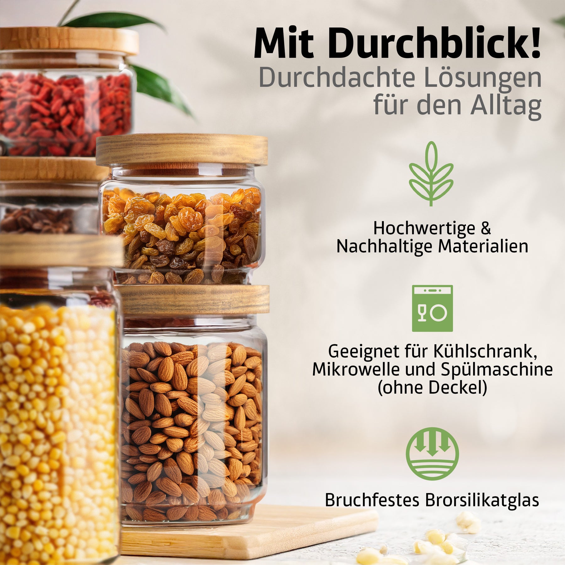 Mehrere ElbFuchs Vorratsgläser mit Bambusdeckel und bruchfestem Borosilikatglas sind gestaffelt mit Gojibeeren, Rosinen, Linsen, Mais und Mandeln gefüllt und stehen auf einem hellen Holzbrett vor grünen Blättern.