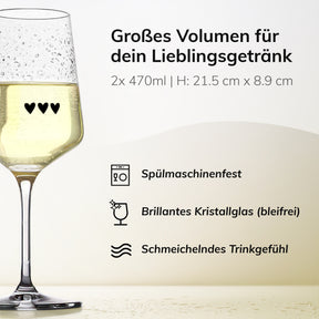 Nahaufnahme eines beschlagenen ElbFuchs Weinglases 'Midnight Affection' mit drei Herzgravuren und Weißwein; Angaben zu 470 ml Volumen sowie Hinweise zu Spülmaschinenfestigkeit und bleifreiem Kristallglas ergänzen das Produktbild.
