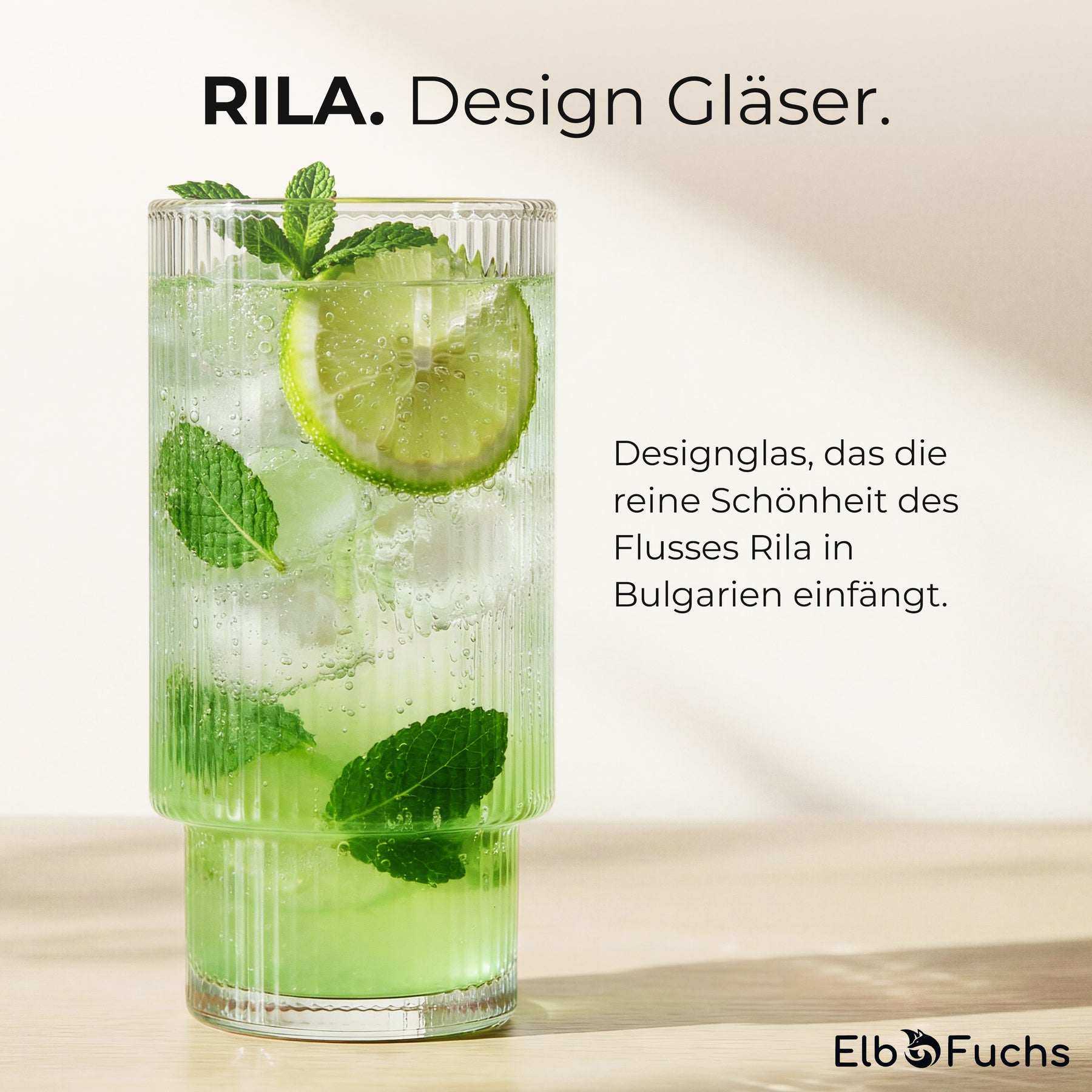Ein ElbFuchs RILA Designglas mit einem erfrischenden Getränk aus Limette, Minze und Eiswürfeln auf einem Holztisch, der Text verweist auf die Inspiration durch den Fluss Rila in Bulgarien.