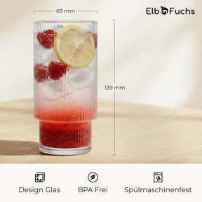 Ein ElbFuchs RILA Glas mit einem erfrischenden Himbeer-Zitronen-Getränk und Eiswürfeln auf einem Holztisch, mit eingezeichneten Maßen von 69mm Durchmesser und 139mm Höhe sowie Hinweisen auf BPA-Freiheit und Spülmaschinenfestigkeit.